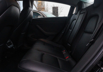 Подержанный автомобиль Tesla Model 3 2019 года (10 фото)