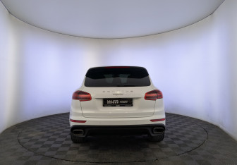 Подержанный автомобиль Porsche Cayenne 2017 года (6 фото)