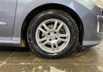 Подержанный автомобиль Peugeot 308 Hatchback 2008 года (16 фото)