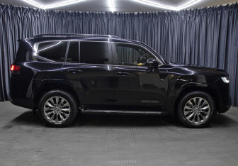 Подержанный автомобиль Toyota Land Cruiser Suv 2023 года (4 фото)