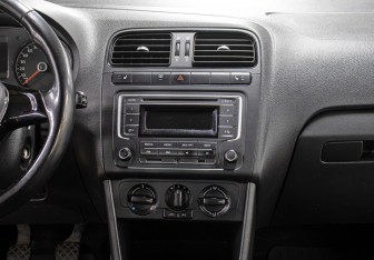 Подержанный автомобиль Volkswagen Polo Sedan 2015 года (15 фото)