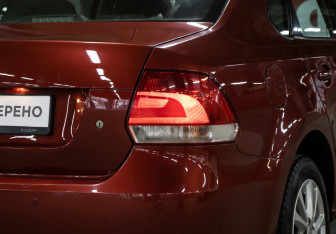 Подержанный автомобиль Volkswagen Polo Sedan 2013 года (22 фото)