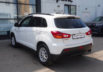 Подержанный автомобиль Mitsubishi ASX 2011 года (7 фото)