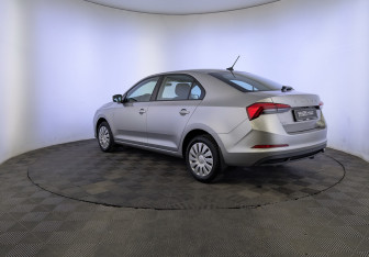 Подержанный автомобиль Skoda Rapid Liftback 2021 года (7 фото)