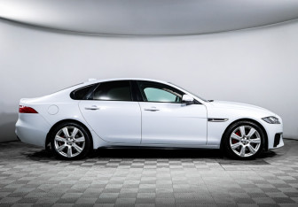 Подержанный автомобиль Jaguar XF Sedan 2019 года (4 фото)