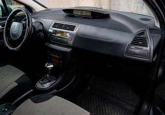Подержанный автомобиль Citroen C4 Hatchback 2010 года (7 фото)