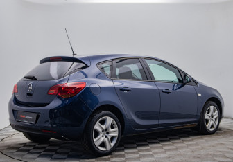 Подержанный автомобиль Opel Astra Hatchback 2011 года (5 фото)