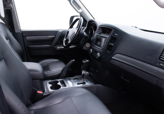 Подержанный автомобиль Mitsubishi Pajero 2011 года (9 фото)