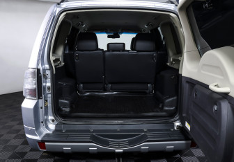 Подержанный автомобиль Mitsubishi Pajero 2015 года (10 фото)