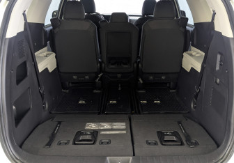 Подержанный автомобиль Kia Carnival 2021 года (10 фото)
