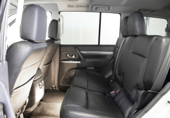 Подержанный автомобиль Mitsubishi Pajero 2021 года (12 фото)