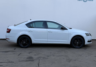 Подержанный автомобиль Skoda Octavia Liftback 2018 года (4 фото)