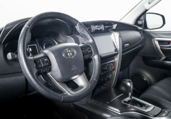 Подержанный автомобиль Toyota Fortuner 2021 года (9 фото)