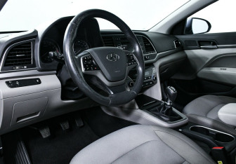 Подержанный автомобиль Hyundai Elantra Sedan 2018 года (11 фото)