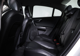 Подержанный автомобиль Volvo S60 2012 года (12 фото)