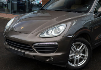 Подержанный автомобиль Porsche Cayenne 2012 года (25 фото)