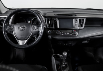 Подержанный автомобиль Toyota RAV4 2018 года (12 фото)