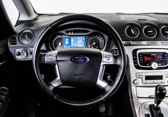 Подержанный автомобиль Ford S-MAX 2010 года (12 фото)