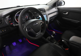 Подержанный автомобиль Kia Rio Sedan 2015 года (16 фото)