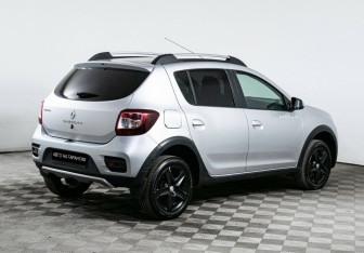 Подержанный автомобиль Renault Sandero 2017 года (3 фото)