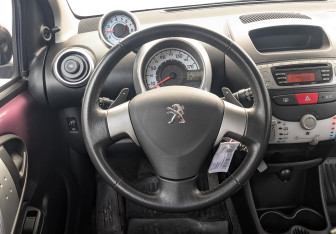 Подержанный автомобиль Peugeot 107 2012 года (21 фото)