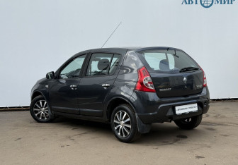 Подержанный автомобиль Renault Sandero 2010 года (7 фото)