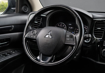 Подержанный автомобиль Mitsubishi Outlander 2019 года (11 фото)