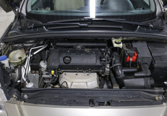 Подержанный автомобиль Peugeot 308 Hatchback 2012 года (9 фото)
