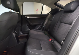 Подержанный автомобиль Skoda Octavia Liftback 2018 года (11 фото)