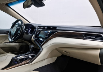 Подержанный автомобиль Toyota Camry Sedan 2019 года (13 фото)
