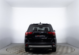 Подержанный автомобиль Mitsubishi Outlander 2018 года (6 фото)