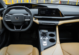 Подержанный автомобиль Changan UNI-V 2022 года (12 фото)