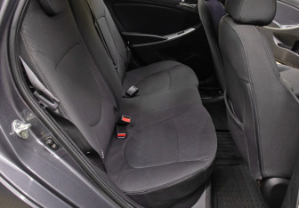 Подержанный автомобиль Hyundai Solaris Hatchback 2012 года (12 фото)