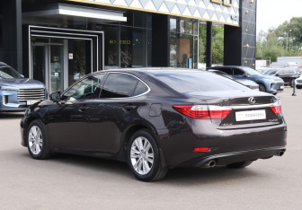 Подержанный автомобиль Lexus ES 2015 года (7 фото)