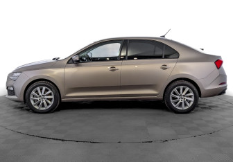 Подержанный автомобиль Skoda Rapid Liftback 2021 года (8 фото)