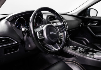 Подержанный автомобиль Jaguar F-Pace 2018 года (13 фото)