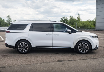 Подержанный автомобиль Kia Carnival 2021 года (4 фото)