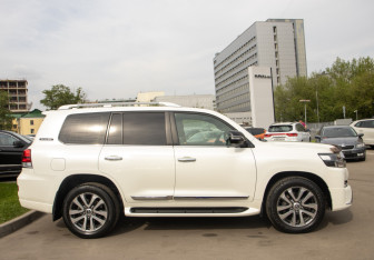 Подержанный автомобиль Toyota Land Cruiser Suv 2017 года (3 фото)
