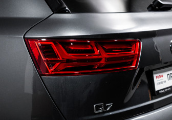 Подержанный автомобиль Audi Q7 2015 года (16 фото)