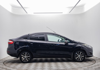 Подержанный автомобиль Ford Fiesta Sedan 2015 года (4 фото)