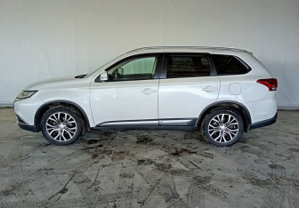 Подержанный автомобиль Mitsubishi Outlander 2017 года (7 фото)