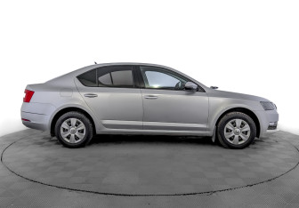 Подержанный автомобиль Skoda Octavia Liftback 2019 года (4 фото)