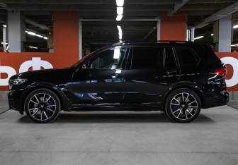Подержанный автомобиль BMW X7 2021 года (8 фото)