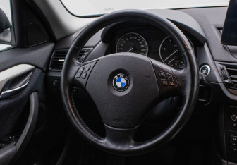 Подержанный автомобиль BMW X1 2013 года (15 фото)