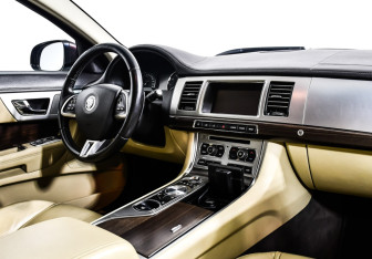 Подержанный автомобиль Jaguar XF Sedan 2011 года (9 фото)
