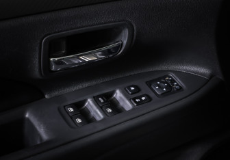 Подержанный автомобиль Mitsubishi Outlander 2015 года (18 фото)