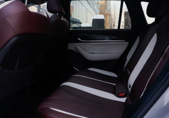 Подержанный автомобиль Geely Monjaro 2023 года (11 фото)