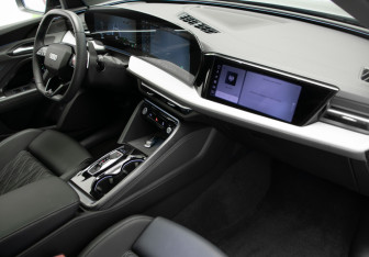 Подержанный автомобиль Audi Q5 2025 года (27 фото)