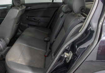 Подержанный автомобиль Opel Astra Sedan 2008 года (11 фото)