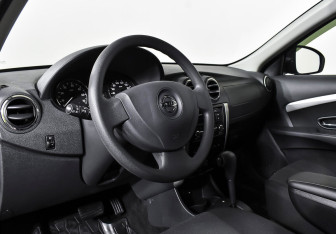 Подержанный автомобиль Nissan Almera Sedan 2017 года (8 фото)